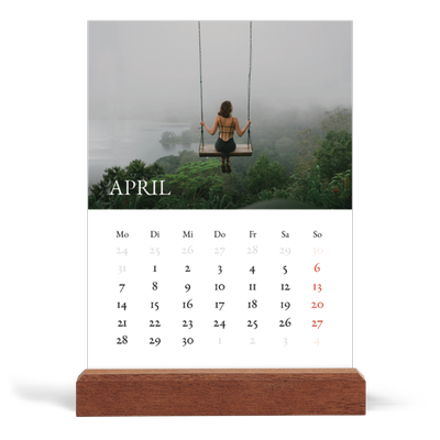 Tischkalender mit Holzfuß Hochformat  — Einfacher Serif [April]
