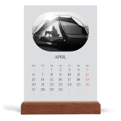 Tischkalender mit Holzfuß Hochformat  — Abenteuer-Route [April]
