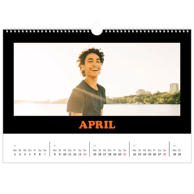 Fotokalender A4 — Bunte Schrift [August]