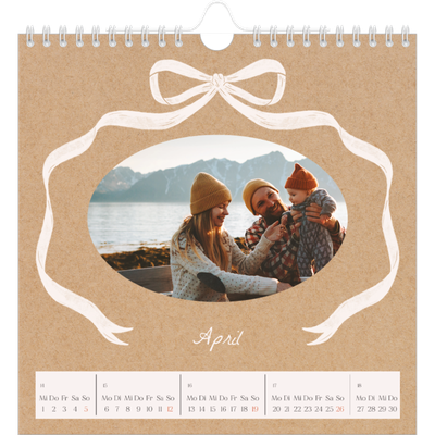 Jahreskalender Quadratisch — Kraftpapier und Schleife [April]