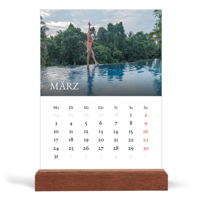 Tischkalender mit Holzfuß Hochformat  — Einfacher Serif [Marsch]