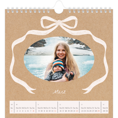 Jahreskalender Quadratisch — Kraftpapier und Schleife [Marsch]